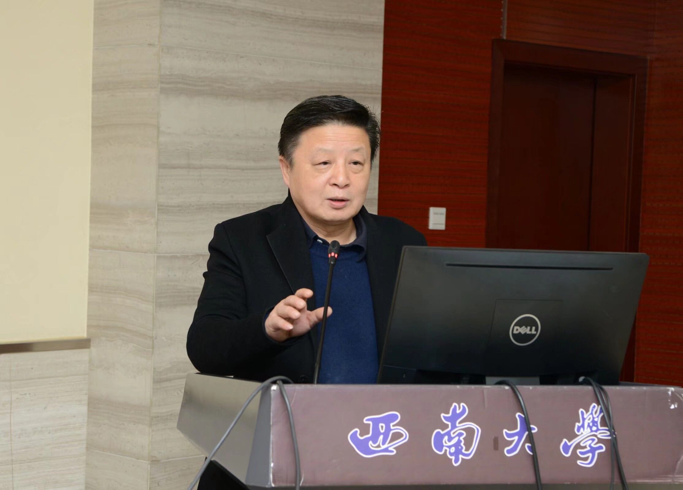 梁国鲁研究员做报告.jpg